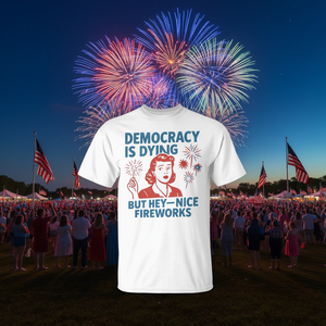 La democracia está muriendo, pero ¡que maravillosos fuegos artificiales! Camiseta del 4 de julio - Product Image 3