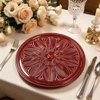 Assiette de présentation ronde en plastique PP durable, motif floral gaufré rouge classique, pigmentée, pour fêtes et événements formels
