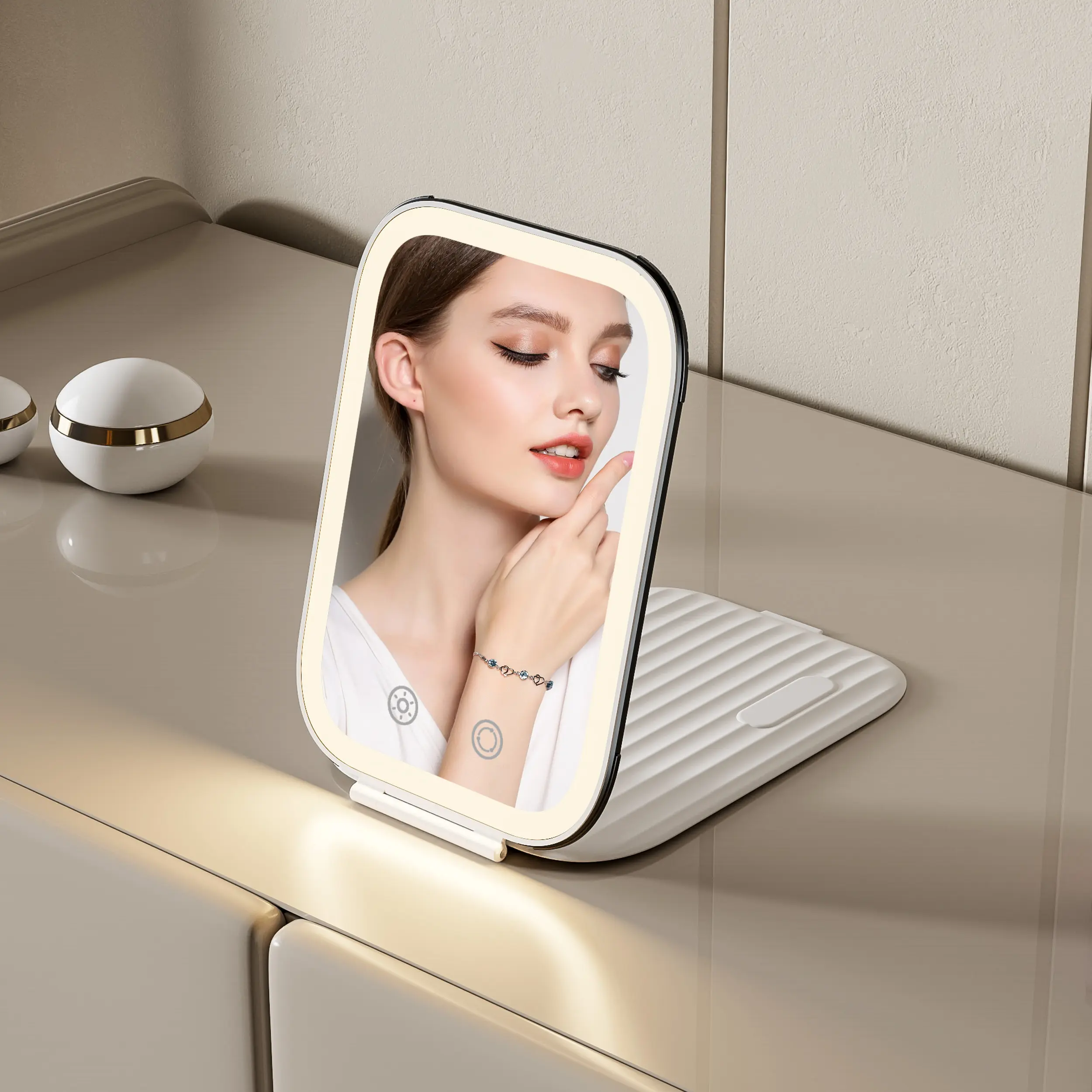 Venta al por mayor cuadrado personalizado logotipo plegable maquillaje portátil pliegue iluminado LED viaje espejo de maquillaje con luz