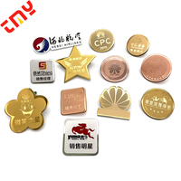 Badges nominatifs rétractables en métal doré avec dos magnétique Épinglette en métal époxy avec impression personnalisée