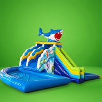 Parc aquatique gonflable de grande taille en PVC certifié CE, équipement combiné avec parcours d'obstacles et zones de jeux sur terre