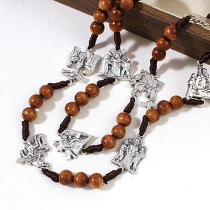 Collar de rosario largo de cuentas de madera entrelazadas con diseño de imagen de Jesús y accesorios de aleación en diferentes patrones - Product Image 3