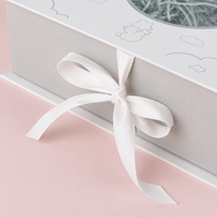Boîte cadeau rigide personnalisée en papier avec fenêtre en forme d'ours et fermeture à ruban pour vêtements de bébé, jouets et emballages cadeaux pour enfants