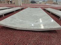 Marbre gris clair, taille personnalisée en formes courbes, panneaux muraux en marbre courbé sans joint pour les murs des halls d'hôtel