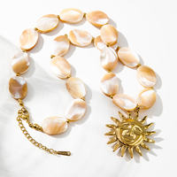YF8265 Ovaler Perlmutt-Anhänger mit Sonnengesicht, 18K PVD-Vergoldeter Edelstahl, Wasserfest, Anlaufgeschützt, Boho-Schmuck