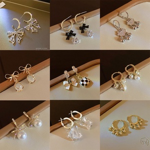 Pendientes <span class=keywords><strong>de</strong></span> Perlas con Forma <span class=keywords><strong>de</strong></span> Corazón en Aleación S925, Elegantes y <span class=keywords><strong>de</strong></span> Alta Gama, Estilo Pañuelo para la Cabeza, Novedad <span class=keywords><strong>2022</strong></span>, Popular en Internet - Product Image 3