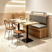 Ensemble de mobilier de restaurant commercial : banquette murale, coussins gris, tables en bois clair, chaises courbées - Vente en gros