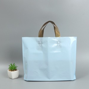 Großhandel Custom Logo PE Kunststoff Einkaufstaschen Mode Boutique Verpackung Taschen für Kleidung/Geschenke - Product Image 3