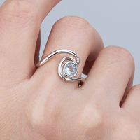 Bague minimaliste inspirée des vagues océaniques, ornée d'une pierre précieuse aigue-marine, style marin frais, motif vague tourbillonnante.