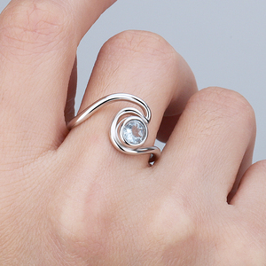 Bague minimaliste inspirée des vagues océaniques, ornée d'une pierre précieuse aigue-marine, style marin frais, motif vague tourbillonnante. - Product Image 4