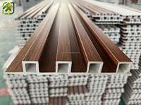 Panel de Pared WPC Industrial Moderno con Función Insonorizante, Patrón de Rayas, Características Impermeables y Resistentes al Fuego para Uso en Interiores