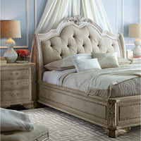 Lit capitonné en tissu de style provincial français, avec cadre en bois sculpté à la main, finition vieillie, disponible en tailles King et Queen pour chambre à coucher