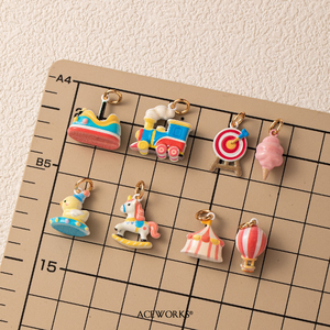Galería de Atracciones de Carnaval |   Colgante Vintage de Esmalte Chapado en Oro de 18K: Diseño Retro de Carpa de Circo, Ángel, Carrusel, Parque de Atracciones Infantil y Coche de Choque - Product Image 6