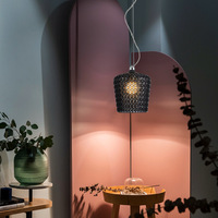 Luminaire suspendu design nordique, abat-jour élégant en acrylique creux, lampe suspendue moderne pour la décoration intérieure
