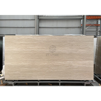 Pierre artificielle Crème Beige Travertin Aspect Bois, dalle en pierre frittée à grain horizontal fin pour sol et mur de salle de bain 1600*3200mm