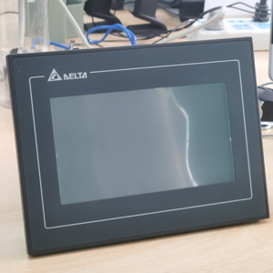 DOP-105CQ หน้าจอสัมผัส HMI สำหรับอุตสาหกรรมคุณภาพสูง รองรับ Ethernet ความละเอียด 480x272 จอแสดงผลอินเทอร์เฟซระหว่างมนุษย์กับเครื่องจักร วัสดุ ABS รุ่น DOP-105CQ - Product Image 1