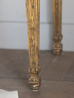 Console en bois de bouleau antique française avec finition dorée artisanale et plateau en marbre pour salon de luxe, table de loisirs