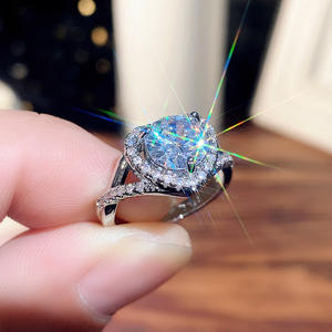 Anello F1422 con Diamante Taglio Cuore in Oro Bianco, Diamante Naturale per Fidanzamento, Colore G, con Pietre Laterali - Product Image 5