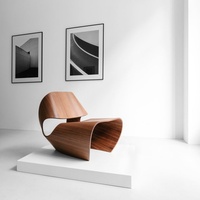 Fauteuil de loisirs individuel en fibre de verre, design créatif, forme personnalisée 'Bull-Knee', style artistique Mid-Century, imitation grain de bois
