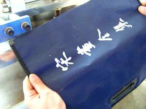 Presse à chaud hydraulique semi-automatique TJ-57 pour la production d'étiquettes sur des boîtes en carton <span class=keywords><strong>SBS</strong></span> sur mesure - Product Image 2