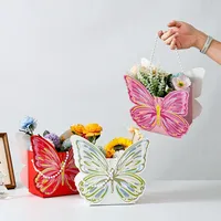 Boîte à fleurs en papier en forme de papillon avec logo personnalisé, poignée en perles, porte-bouquet en carton pour décoration florale de mariage