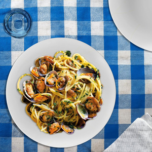 Plato Hondo Redondo de Porcelana Blanca de 26 cm, Apto para Lavavajillas, para Primera Platos, Colección Nápoles - Product Image 4