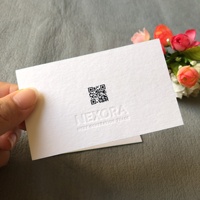 Tarjetas de Visita Personalizadas de Cartulina Blanca de 600 g/m² con Logotipos Grabados en Relieve de Lujo e Impresión de Bordes Coloridos para una Marca Premium