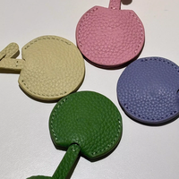 Accessoires de breloques de sac en cuir PU modernes Pendentif d'étiquette de sac unique Cadeaux mignons Porte-clés Charms de sac