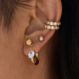 J & D Exquisito Zirconia Ear <span class=keywords><strong>Cuff</strong></span> 18K Chapado en oro Acero inoxidable Moda clásica Ronda CZ Ear <span class=keywords><strong>Cuff</strong></span> White Zirconia Ear <span class=keywords><strong>Cuff</strong></span> - Product Image 1