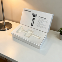 Boîte cadeau en carton rigide blanc imprimée sur mesure avec pelliculage mat et insert pour rasoir de sécurité