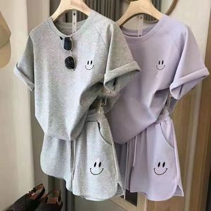 Ensemble de vêtements de sport décontractés Smiley Face pour femmes, deux pièces, coupe ample, manches courtes, polyester, gris et violet, été - Product Image 1