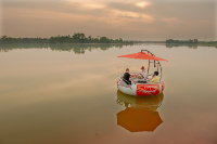 Bateau Électrique Flottant pour Fêtes et Grilsades en Lac et Mer, Restaurant Aquatique, Donuts, BBQ, Capacité 6-8 Personnes, Parapluie