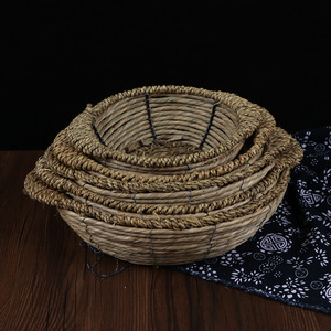 Panier rond en paille tressée fait main avec poignées pour restaurants et hôtels - Product Image 1