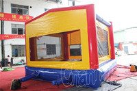 Château gonflable combiné avec toboggan et parcours d'obstacles
