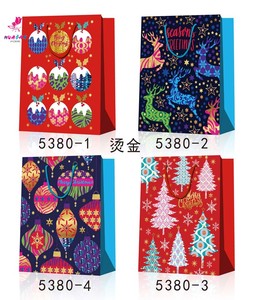 Bolsas de Regalo Navideñas de Papel Dorado al por Mayor, Bolsas de Compras Festivas con Estampado de Árbol, Ciervos y Adornos Navideños Coloridos - Product Image 5