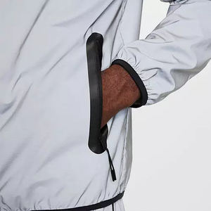 Cortavientos de correr de nailon ligero personalizado para hombre, chaqueta impermeable aislada con cuello levantado para primavera informal - Product Image 3