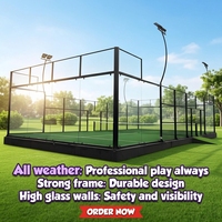 Terrain de padel panoramique modulaire avec murs en verre, maille métallique et éclairage pour les centres d'entraînement