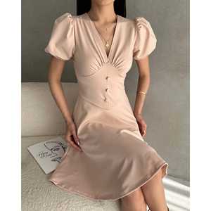 Elegante vestido de crepé con cuello en V, detalles de botones, corte ajustado y evasé, y mangas abullonadas para uso diario. - Product Image 2