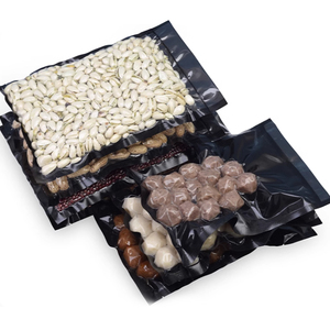 Emballage de <span class=keywords><strong>sac</strong></span> alimentaire personnalisé pochette scellée embossée noire et transparente pour économiser la viande en surface sacs <span class=keywords><strong>sous</strong></span> <span class=keywords><strong>vide</strong></span> en nylon texturé noir - Product Image 1