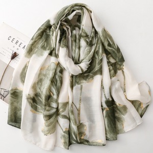 Sciarpa <span class=keywords><strong>Elegante</strong></span> in Viscosa e Cotone Stampata di Alta Qualità Yadolce, Sfumatura Bianco-<span class=keywords><strong>Nero</strong></span> con Fiori e Lamina d'Oro Glitterata per Donne - Product Image 4