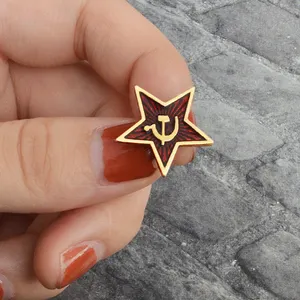 Red Star brooches Hammer Emblem Soviet ckle Union Symbol Ussr Pin Cold War Patriotism Lapel Pin Clothing Hat Coat