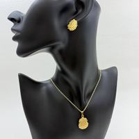 Set Perhiasan Vintage Bertekstur Emas, Kalung Liontin dan Anting Tusuk untuk Wanita, Gaya Boho dengan Motif Bunga Clover Geometris