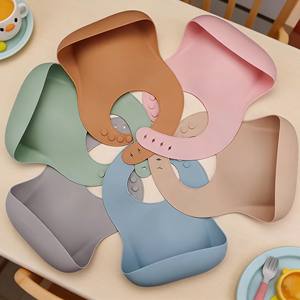 Bavoirs pour bébé en silicone sans BPA avec logo personnalisé et poche de récupération des aliments, imperméables, de qualité alimentaire, vente en gros, pour bébés de 1 à 6 mois - Product Image 2
