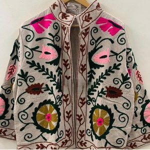 Chaqueta Suzani de Terciopelo Indio Hecha a Mano, Bordada con Estampado Animal, Abrigo Bohemio de Longitud Regular para Invierno, Regalo de Algodón para Mujer - Product Image 5