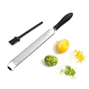 <span class=keywords><strong>Rallador</strong></span> <span class=keywords><strong>de</strong></span> queso Zester <span class=keywords><strong>de</strong></span> limón <span class=keywords><strong>de</strong></span> acero inoxidable <span class=keywords><strong>de</strong></span> mano para especias <span class=keywords><strong>de</strong></span> chocolate con cubierta protectora y cepillo - Product Image 3