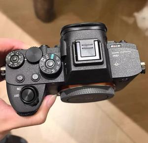 Appareil photo hybride Sony A7R IV d'occasion, boîtier 61MP plein format, stabilisation 5 axes, vidéo 4K, bon état, prêt à être expédié - Product Image 1
