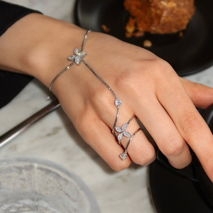 Pulsera de Lujo Moderna y Única con Cadena de Mano y Anillo de Dedo Esclavo Conectado, Bañada en <span class=keywords><strong>Oro</strong></span> de <span class=keywords><strong>14k</strong></span> y con Dije de Mariposa de Zirconia - Product Image 4