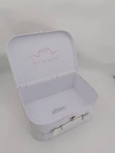 Scatola Valigia in Cartone Personalizzata con Manico in Metallo, Laminazione Opaca e Goffratura per Confezioni Regalo di Giocattoli, Vestiti, Pellicce e Calze - Product Image 4