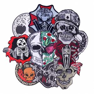 Patch brodé personnalisé Goth Rock Punk avec motif de crâne, à thermocoller, pour vêtements et vestes - Product Image 1