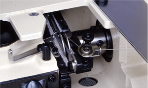 Máquina de Coser Interlock de Cama Plana Serie VF2500-8 en Buen Estado con Control Activo de Hilo - Product Image 3